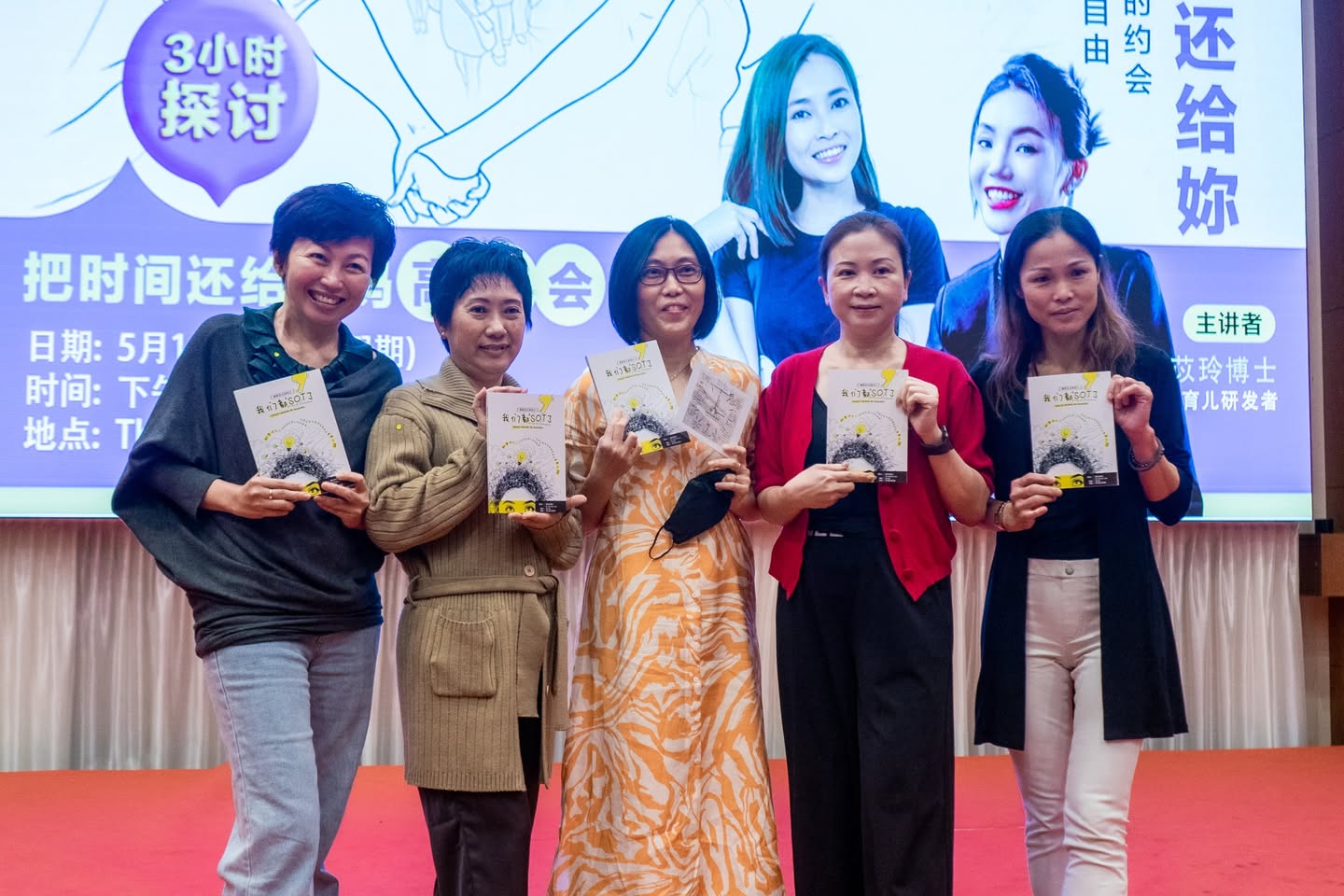 Dr Elaine Loo engaging with educators and parents