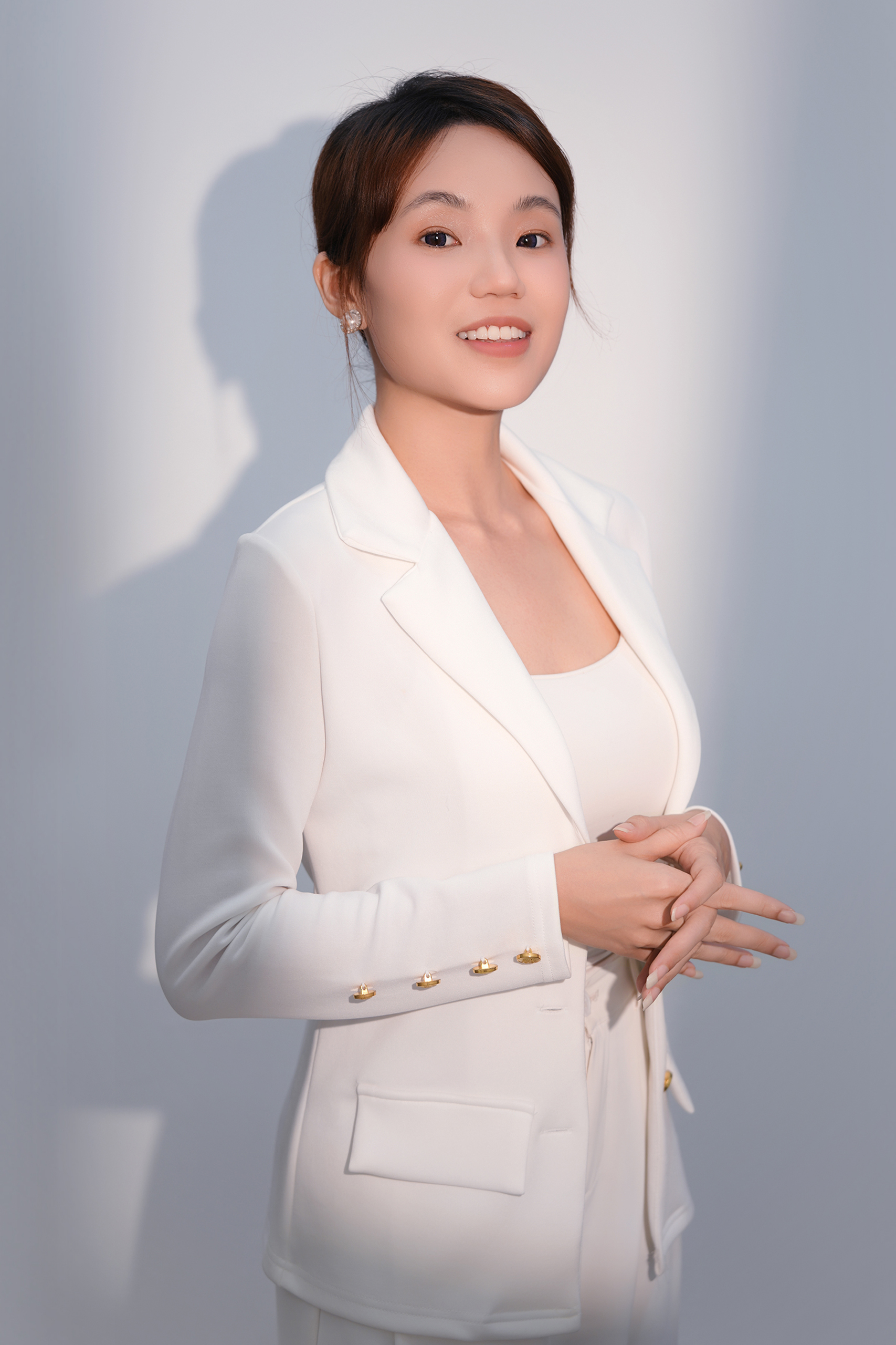 Dr. Elaine Loo on stage speaking to an audience
