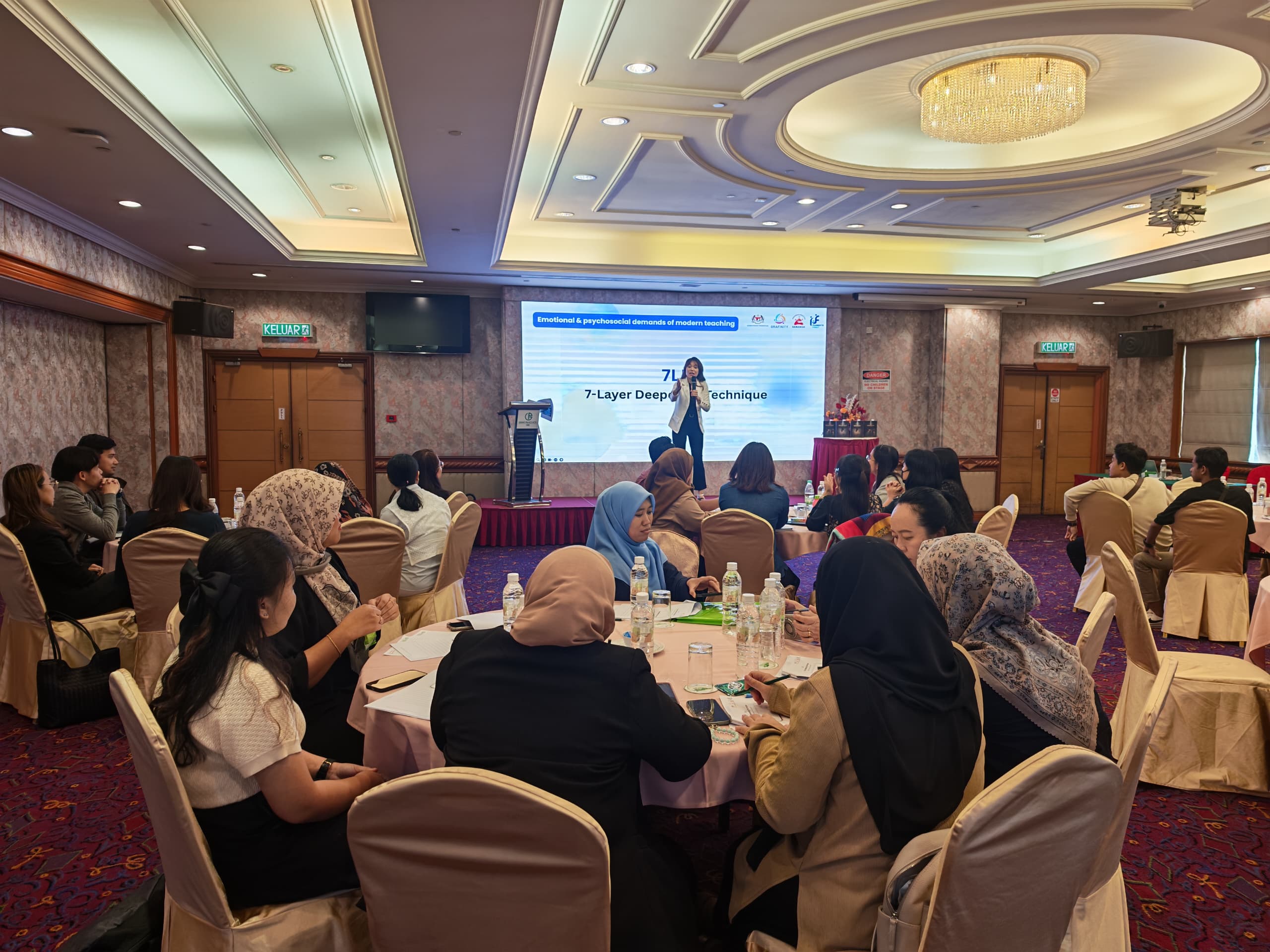 Dr Elaine Loo engaging with workshop participants